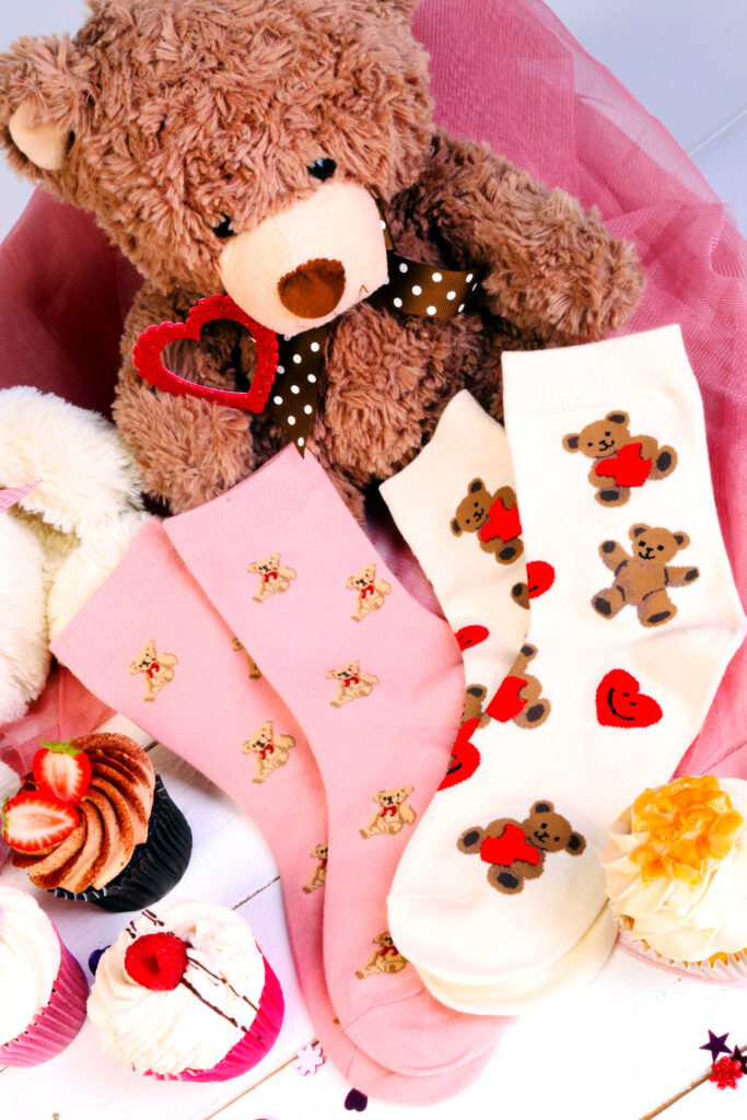 Носки розового и белого цвета с мишками на день плюшевых медведей