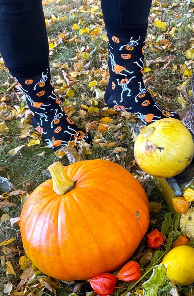 Хлопковые носки чёрного цвета с изображением скелетов и тыквенных фонарей на Хэллоуин JACK-O'-LANTERN на фоне очаровательных тыкв