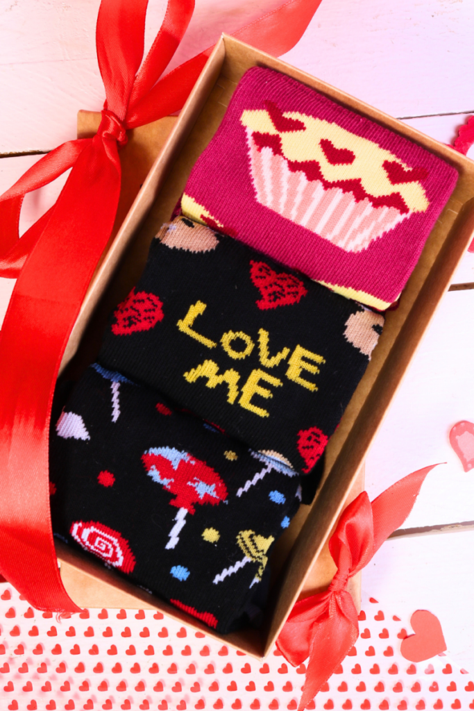 Подарочная корзина на День святого Валентина не обойдётся без небольшого набора ярких носков!