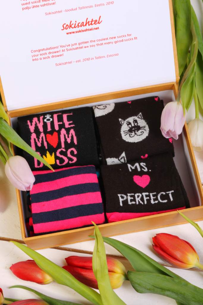 Подарочный набор из 4 пар уютных носков на День матери WIFE MOM BOSS