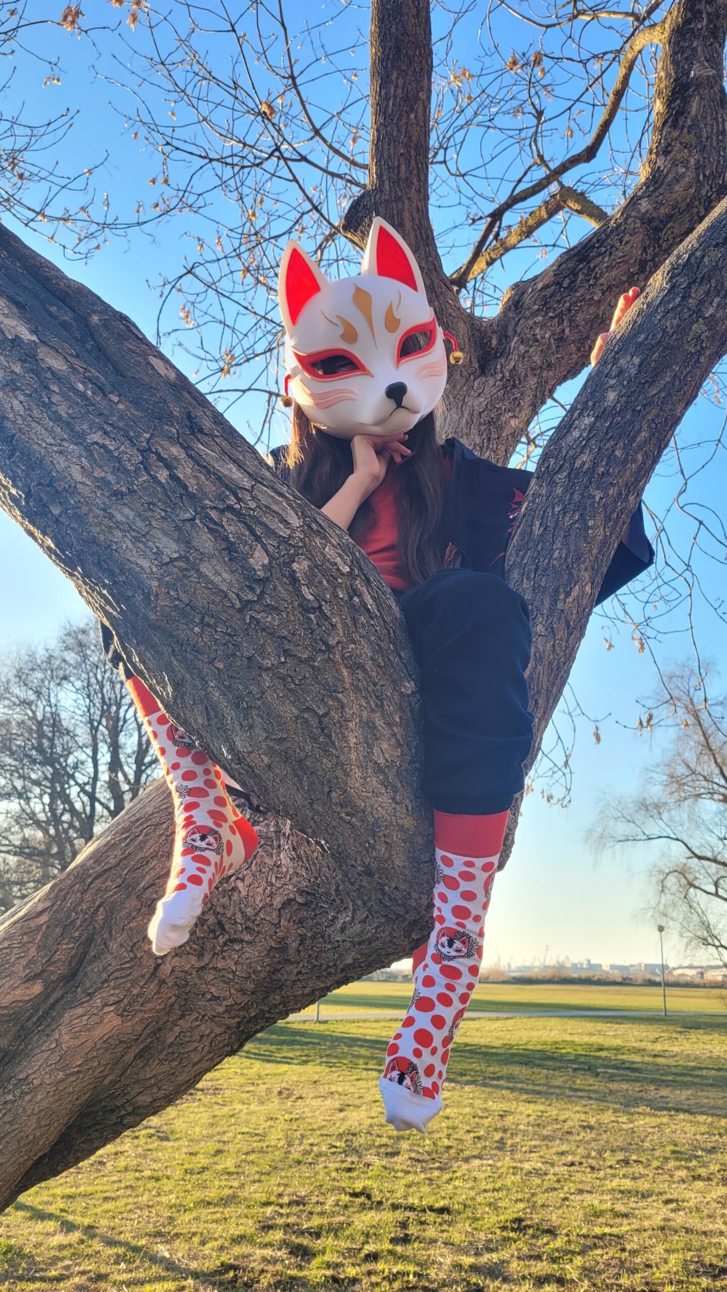 YOKAI by MiKU – Mia kitsune maskiga puu otsas