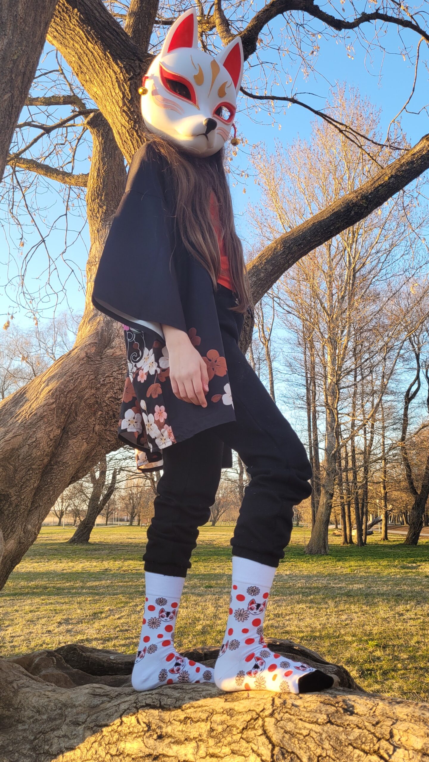 YOKAI by MiKU – Mia kitsune maskiga puu otsas KITSUNE sokkidega
