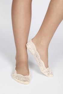 Beige pitsist libisemiskindlad sokid silikoonriba detailiga.