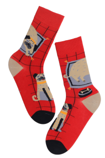 Хлопковые носки красного цвета с изображением милого мопса в стиле книжной иллюстрации AXEL | Sokisahtel