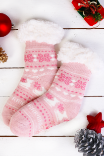 Детские теплые домашние носки розового цвета с узором в зимних мотивах и нескользящей подошвой BETI | Sokisahtel