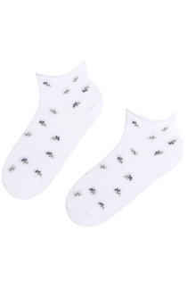 Хлопковые укороченные (спортивные) носки белого цвета с комфортной кромкой и синими цветами BLAIR | Sokisahtel