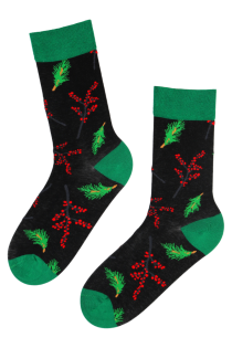 Хлопковые носки чёрного цвета в зимней тематике с изображением зелёных еловых веточек и красных ягод падуба BREEZE | Sokisahtel
