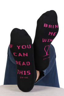 "IF YOU CAN READ THIS, BRING ME WINE" musta värvi madalad sokid | Sokisahtel