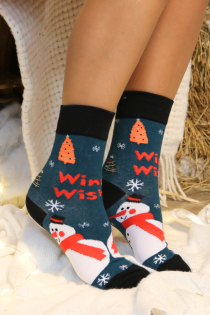 Tumerohelised puuvillased jõulusokid lumememme ja tekstiga 'Winter Wishes', lumehelveste mustriga.