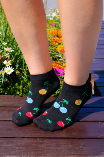Укороченные хлопковые носки чёрного цвета с изображением разноцветных вишенок CHERRY | Sokisahtel
