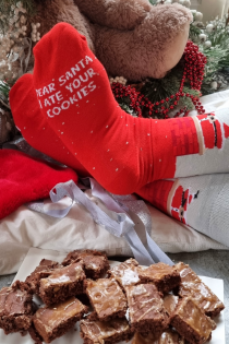 Хлопковые носки красного цвета с изображением застрявшего в трубе Деда Мороза на фоне снежинок и надписью DEAR SANTA | Sokisahtel