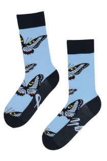 Хлопковые носки синего цвета с изображением изящных бабочек и надписью FLY HIGH | Sokisahtel