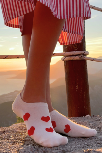 FUZZY white cotton footies with hearts | Sokisahtel