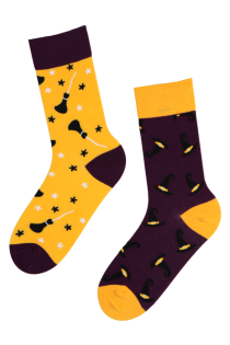 Хлопковые носки фиолетово-жёлтого цвета с изображением ведьмовской шляпы и метлы на Хэллоуин HOCUS POCUS | Sokisahtel