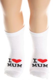 Valged puuvillased beebisokid, millel on kirjas 'I LOVE MUM' ja punase südamega.
