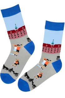 Хлопковые носки синего цвета с изображением прогуливающихся туристов KARLIS | Sokisahtel