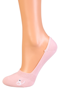 Хлопковые носки-следки розового цвета с миниатюрным изображением белой кошки KATI | Sokisahtel