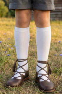 Детские хлопковые гольфы KRISS белого цвета | Sokisahtel