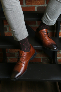 Костюмные носки из вискозы коричневого цвета с узором в мелкую крапинку MARCO | Sokisahtel