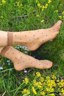 Женские тонкие фантазийные носки бежевого цвета с узором в виде черных крапинок MILLA | Sokisahtel