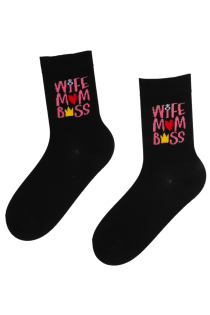 Хлопковые носки чёрного цвета с лаконичным узором и надписью на День матери WIFE MOM BOSS | Sokisahtel