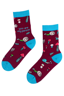Хлопковые носки сливового цвета с изображением разноцветных улиток, растений, грибов и весёлым текстом MY PERSON | Sokisahtel