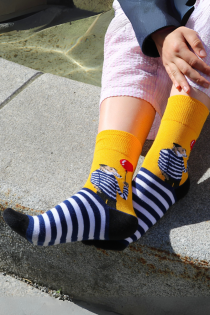 Хлопковые носки жёлтого цвета с полосками и собаками NIXON | Sokisahtel