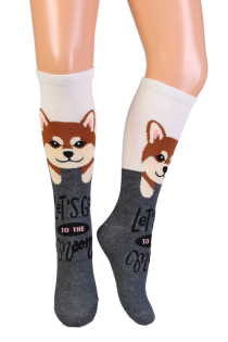 Puuvillased põlvikud lastele, millel on mänguline Shiba Inu koera disain ja tekst 'Let's Go to the Moon'. Valge ülaosa ja hall alumine osa.