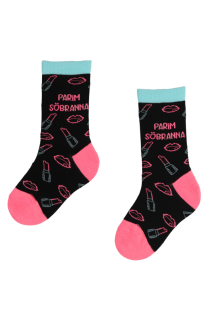 Детские хлопковые носки черного цвета с изображением ярких розовых губ и помады и с надписью XOXO PARIM SÕBRANNA (лучшая подруга) | Sokisahtel