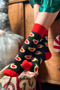 Punased jõulusokid avokaado motiividega, detailid nagu jõuluehted ja tekst 'XMAS' sokkidel.