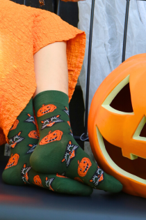 kasside ja kõrvitsatega halloweeni sokid