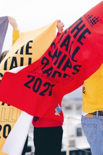 Пляжное полотенце красного цвета из микрофибры THE TALL SHIPS RACES 2021 | Sokisahtel