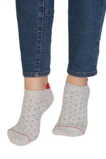 Хлопковые укороченные (спортивные) носки серого цвета с узором в маленький горошек и красным сердцем RUBY | Sokisahtel