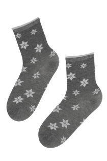 Хлопковые носки серого цвета в рождественской тематике с узором в виде снежинок MERRY (веселый) | Sokisahtel