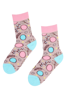 Хлопковые носки нежно-розового цвета с растительными узорами и кружочками NEST | Sokisahtel