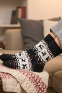 SULVI musta värvi jõulumustriga villased sokid | Sokisahtel