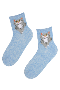 Хлопковые носки небесно-голубого цвета с изображением умилительного серого котика SUZIE | Sokisahtel