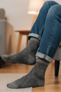 TARMO tumehallid rombimustriga puuvillased sokid | Sokisahtel