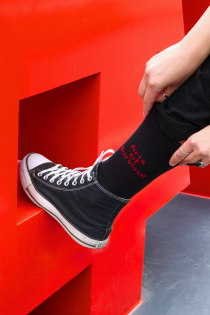 Хлопковые носки чёрного цвета с яркой надписью розово-красного цвета TARTU 2024 | Sokisahtel