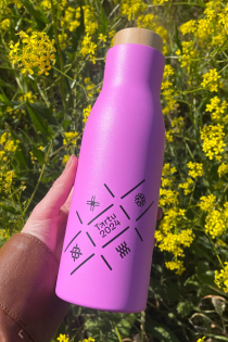Практичная бутылка-термос лавандового цвета с уникальными лого и надписью TARTU 2024 | Sokisahtel