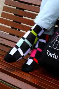 Хлопковые носки чёрно-белого цвета с шахматным узором и яркими цветовыми акцентами TARTU 2024 | Sokisahtel