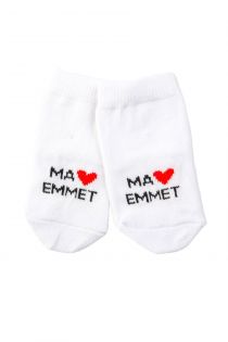 Valged puuvillased sokid beebidele, millel on kiri 'MA ❤️ EMMET'
