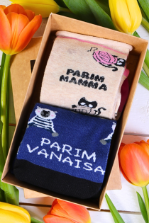 Gift box containing two pairs of socks with the texts "Best Grandpa" and "Best Grandma", in pink and blue tones.