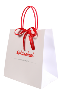 Белый подарочный пакет с красной лентой, на котором написано "Sokisahtel".