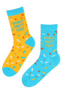 Хлопковые носки жёлто-голубого цвета с изображением разноцветного конфетти и надписью WORST PARTY EVER | Sokisahtel