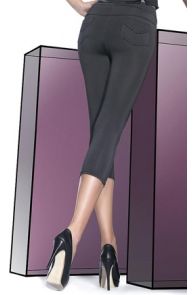 SANDRA 200DEN black capri leggings with a back pocket.