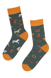 Хлопковые носки зелёного цвета с изображением инвентаря для конного спорта и лошадей ANIMAL WORLD | Sokisahtel
