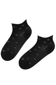 Хлопковые укороченные (спортивные) носки чёрного цвета с комфортной кромкой и фиолетовыми цветами BLAIR | Sokisahtel