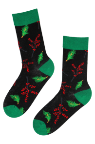 Хлопковые носки чёрного цвета в зимней тематике с изображением зелёных еловых веточек и красных ягод падуба BREEZE | Sokisahtel
