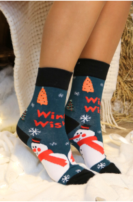 Tumerohelised puuvillased jõulusokid lumememme ja tekstiga 'Winter Wishes', lumehelveste mustriga.